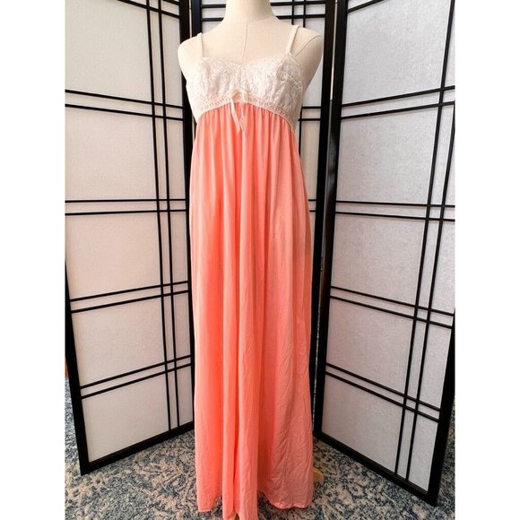 Vintage Nightgown Creamy Lace Bodice Peach Long Nightgown. Size M/L - Picture 1 of 8